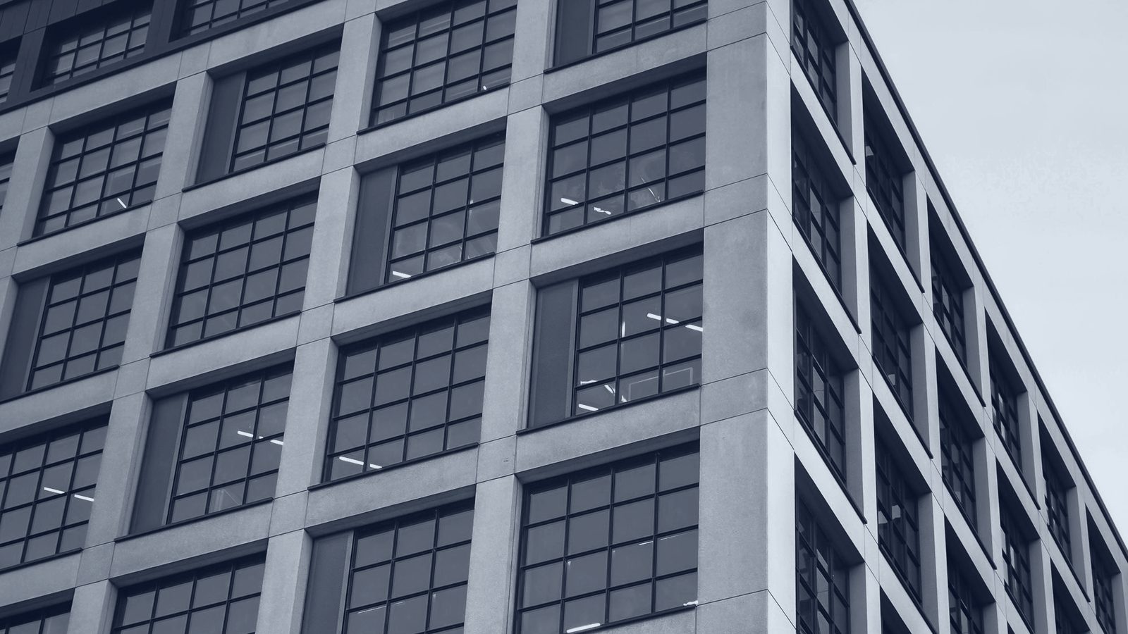 Placeholder fotográfico de torre corporativa em vidro — substituir por foto real de sede corporativa da BYM Engenharia