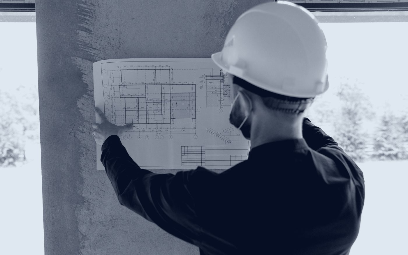 Engenheiro da BYM Engenharia analisando planta de projeto