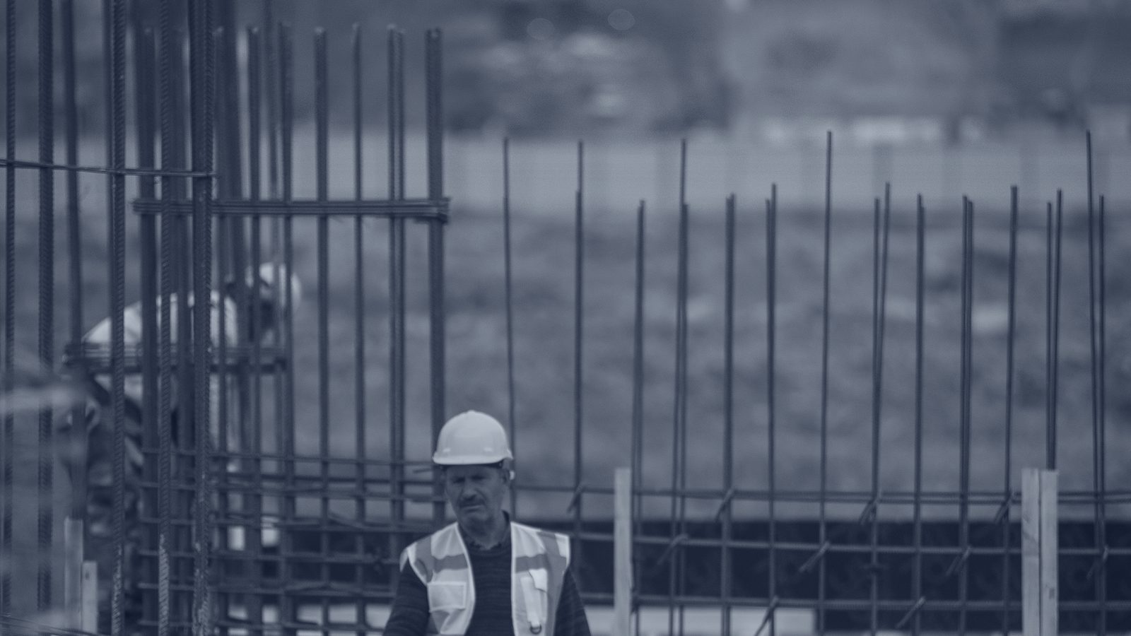 Equipe da BYM Engenharia executando obra com armação estrutural